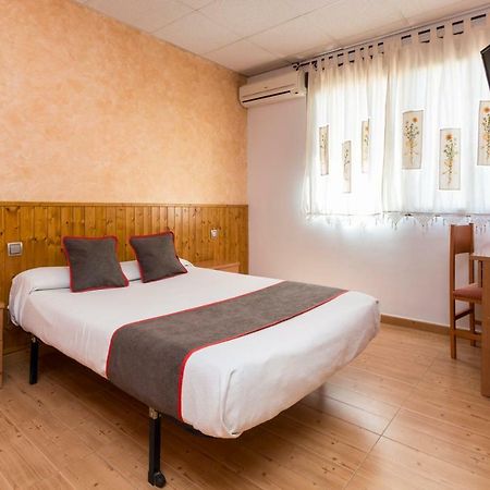 Oyo Hotel Los Alamos Plasencia Buitenkant foto
