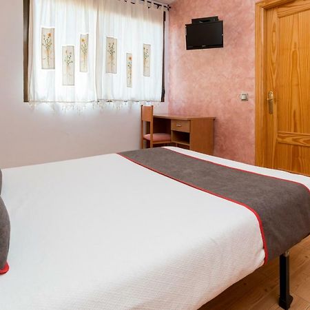 Oyo Hotel Los Alamos Plasencia Buitenkant foto