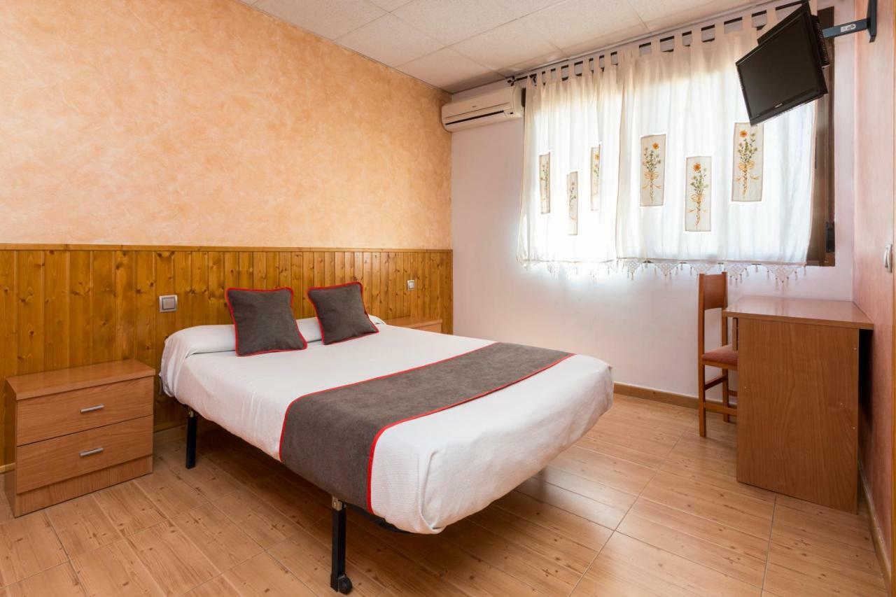 Oyo Hotel Los Alamos Plasencia Buitenkant foto
