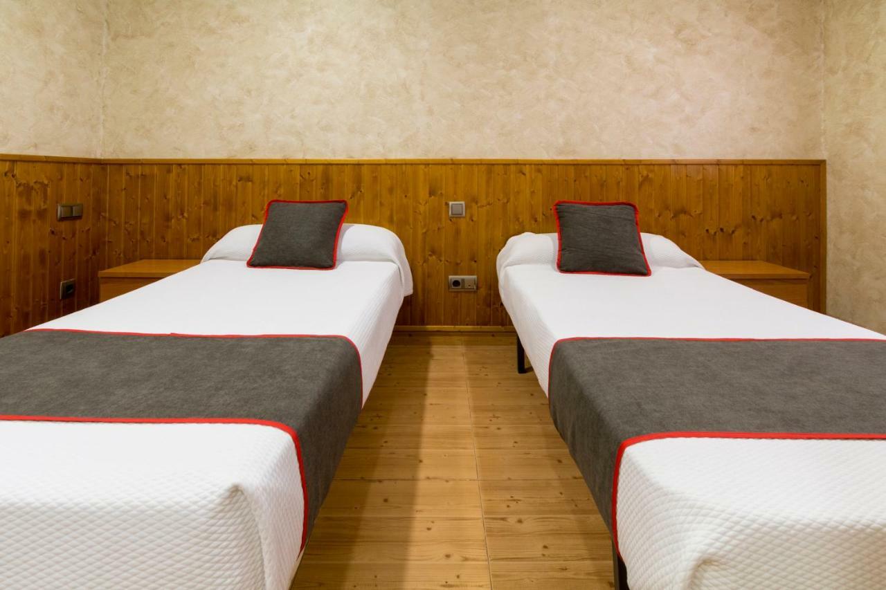 Oyo Hotel Los Alamos Plasencia Buitenkant foto