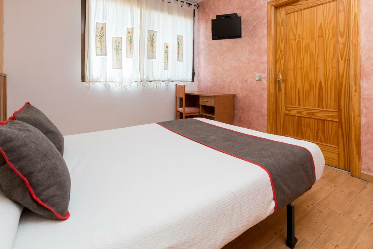 Oyo Hotel Los Alamos Plasencia Buitenkant foto