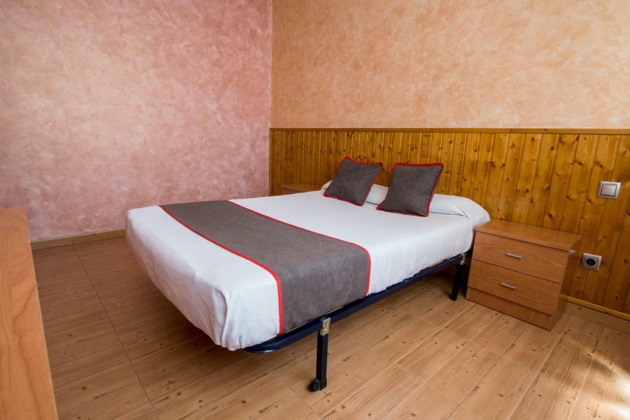 Oyo Hotel Los Alamos Plasencia Buitenkant foto