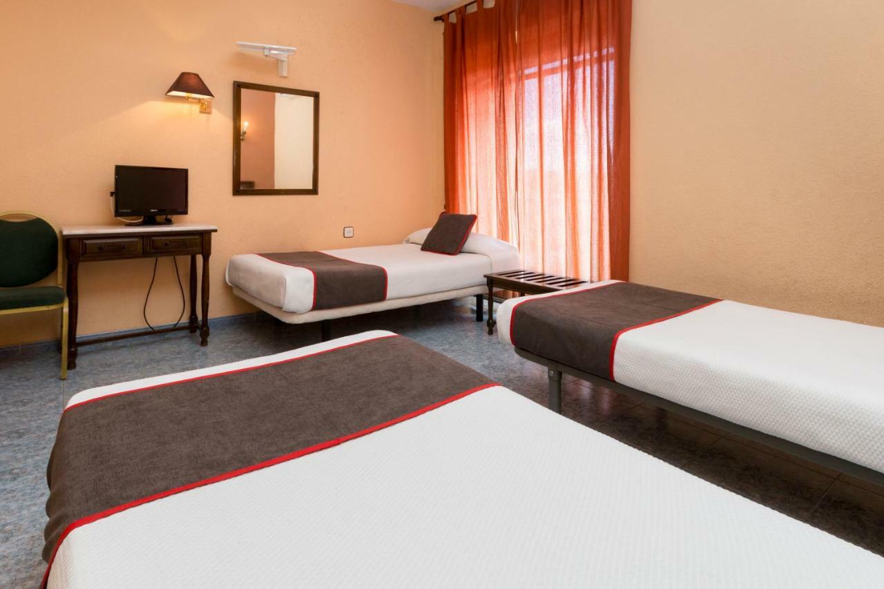 Oyo Hotel Los Alamos Plasencia Buitenkant foto