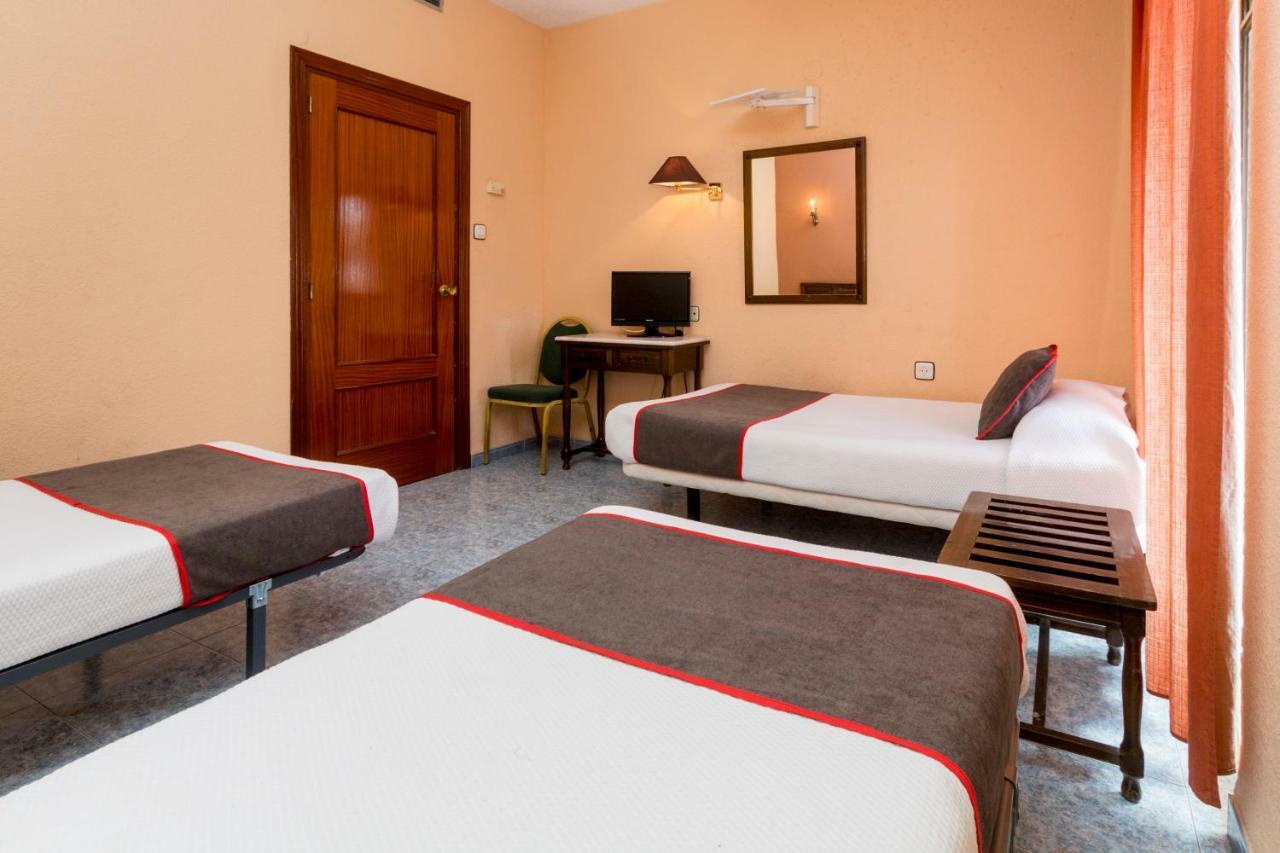 Oyo Hotel Los Alamos Plasencia Buitenkant foto