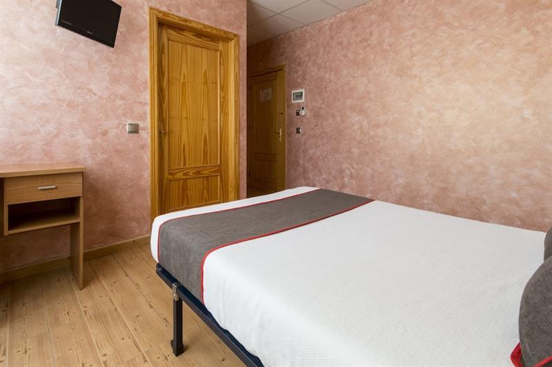 Oyo Hotel Los Alamos Plasencia Buitenkant foto